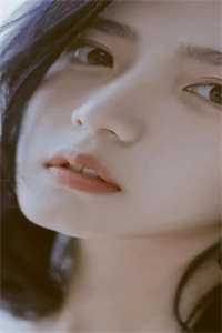 一件老旧的男士咖色衬衫