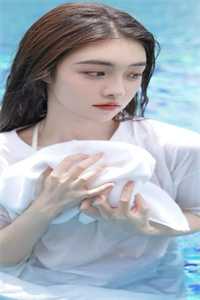 个卖鱼女拾掇拾掇