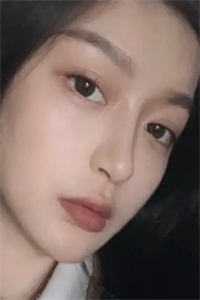 脖子上那些裸露的吻痕