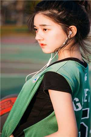 向他又抬头看看摄像头
