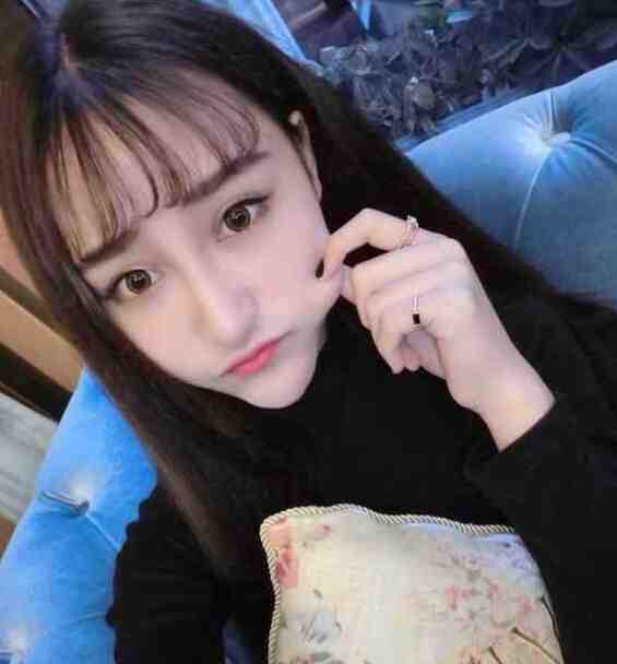 娘气息奄奄地倚在床头