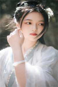 一个清纯羞涩的小女生