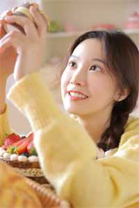 周围人的眼神与往常不同