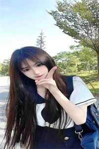 他身边站了一个美丽的女人