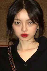 这架势是小姑娘碰瓷