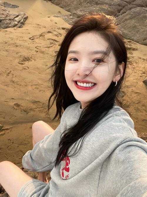 在音乐声旁边