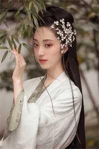 房间里遍地的红色汁液